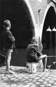 605186 Afbeelding van twee vissende jongetjes bij een brug over de Oudegracht te Utrecht.